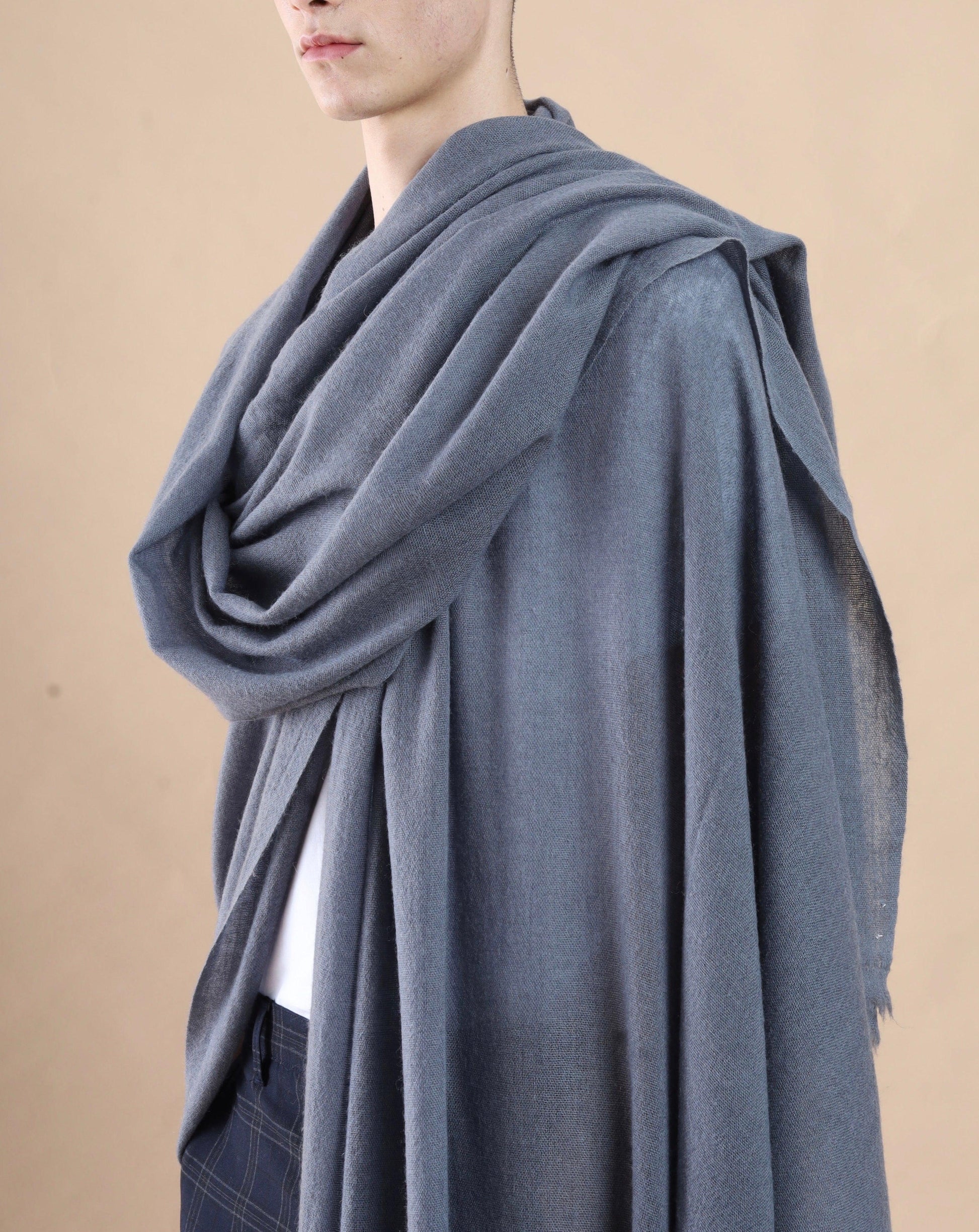 Travel Wrap Charcoal Men - Cashmere Luxe